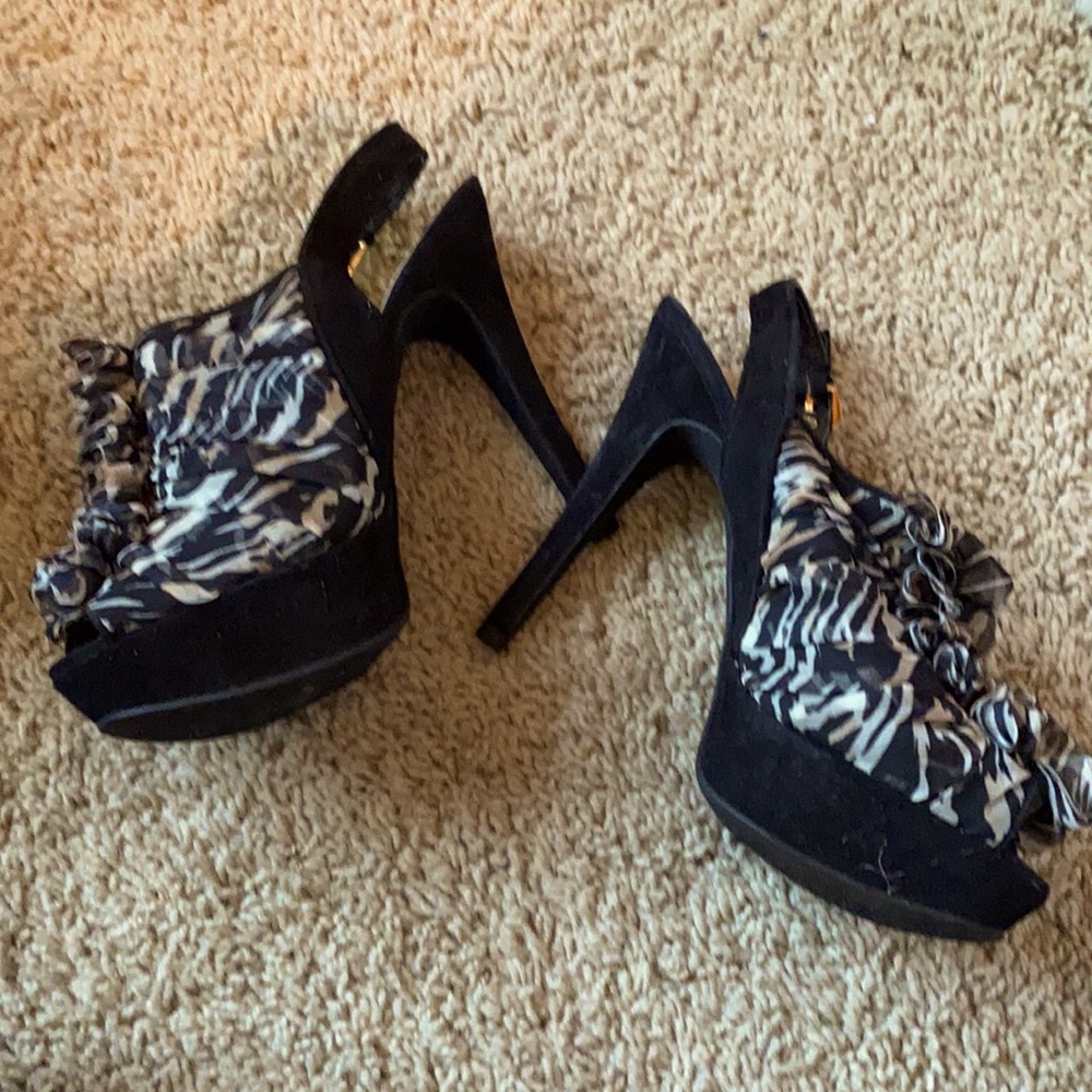 NWT Guess black size 6.5 platform heels